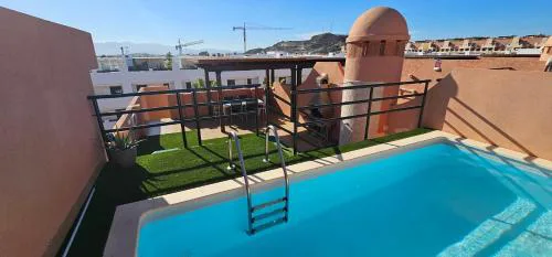 Homes of Spain, Apartamentos Paraiso Vera Playa, Ed Tahiti, Atico E de 2 dormitorios con piscina privada en solárium y barbacoa, pie de playa, WIFI