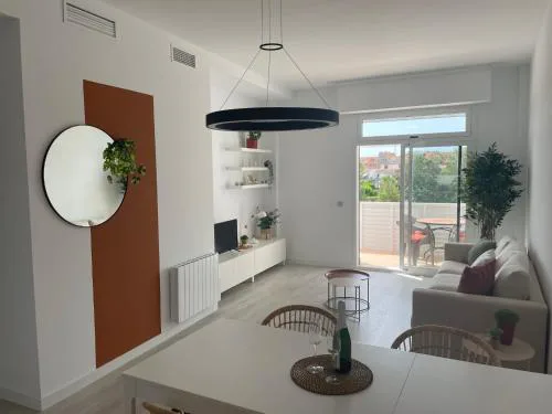 Lichtrijk appartement 400m van de zee met zwembad.