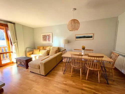 Apartamento en el centro de Benasque con piscina