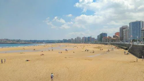 En el centro entre el puerto y las playas