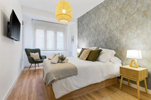 Monet, apartamento con terraza, cuna y trona
