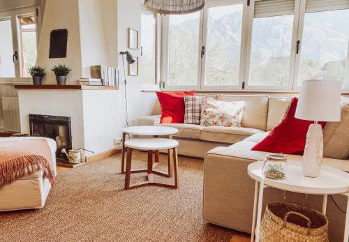 BELLA KALMA, acogedora casa con parking, jardin y wifi