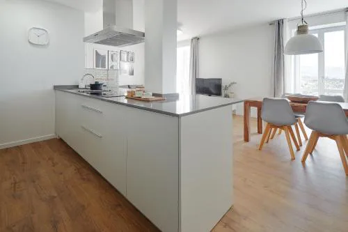 H SUITE2B by Smiling Rentals