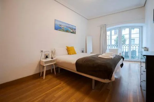 Apartamento agradable con balcón frente a la playa de La Concha - Marina 1
