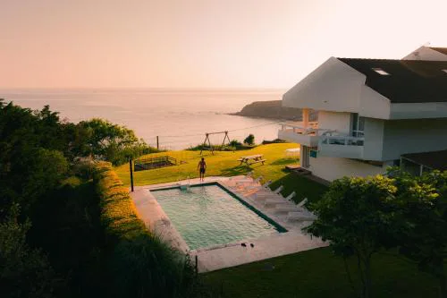 Wishome-Casa muy grande con precioso jardín y piscina en Comillas