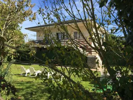 Chalet de dos plantas independientes con aparcamiento y jardin privado
