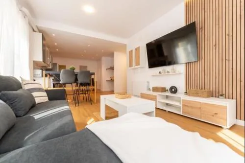 Spacious Deluxe Basement Ideal for 8 guests