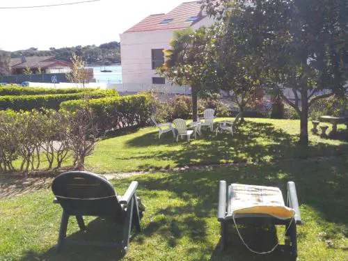 Bajo con gran jardin y aparcamiento