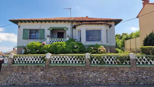 Chalet con jardín y vistas al mar