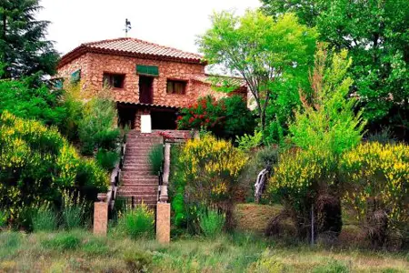 Hotel Royo Guarde-Puente Faco, junto al río Mundo