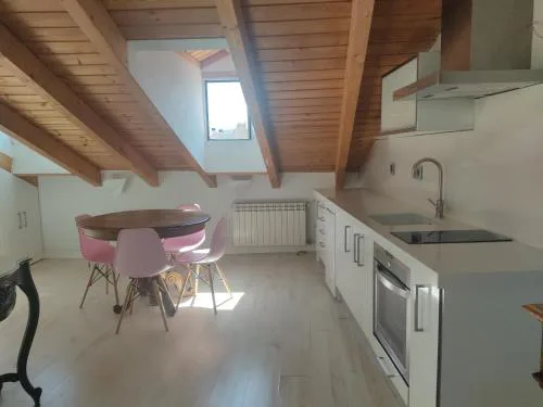 Apartamento abuhardillado en centro histórico Burgos