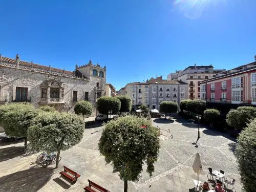 Atuaire Home Plaza de Libertad junto a el CID Campeador Burgos