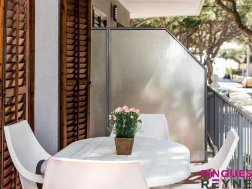 Apartamento a 100m de la playa con terraza, aparcamiento y vista lateral al mar - ES-298-30