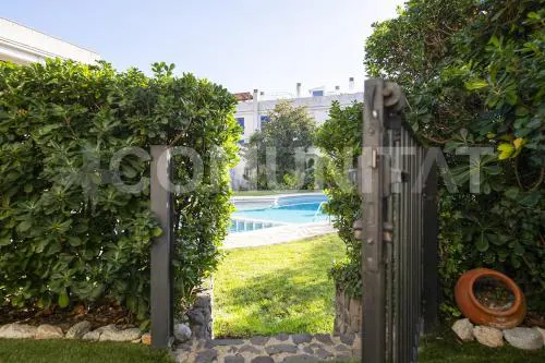 Apartamento céntrico con piscina y aparcamiento