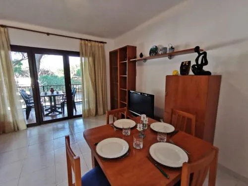 Apartamento con WIFI a 5 Minutos de la Playa y Cerca de Tiendas y Restaurantes - ES-209-10