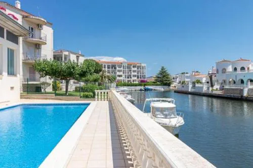 224-Apartamento con vistas a canal y piscina