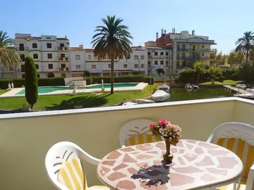 Apartamento céntrico con piscina y parking