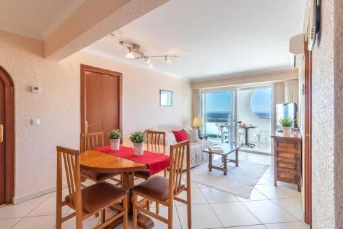 Apartamento de dos habitaciones con vistas al mar