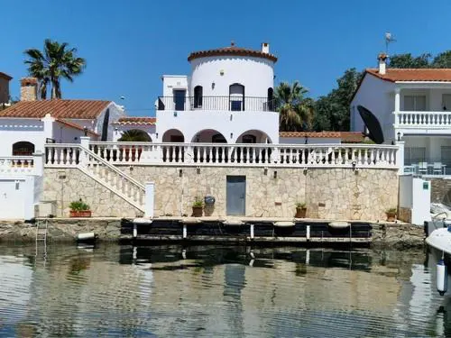 Encantadora Casa con Amarra y Piscina Privada - HISP-288-70