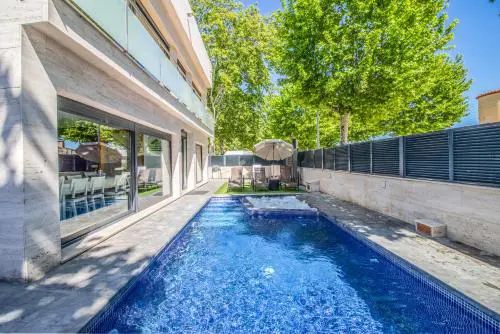 Villa de lujo. Piscina con jacuzzi.
