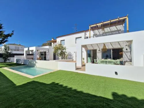 Villa Gorgot with a pool and private parking