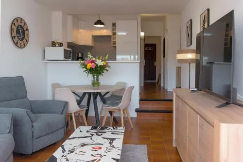 WELCS APARTAMENTO 316 EMP con Balcón, parking privado y AC
