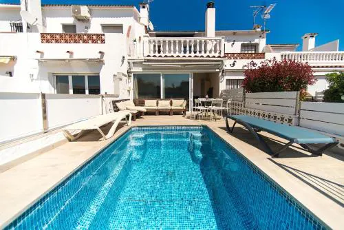 WELCS CASA 240 EMP con piscina y vista al canal