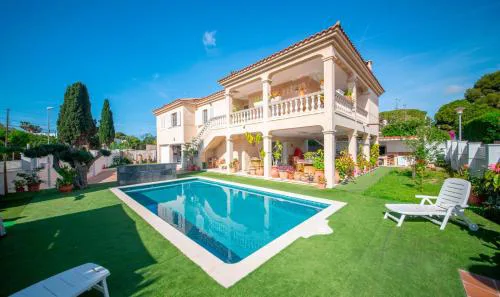R153 - Espaciosa Villa con Piscina Privada en Coma