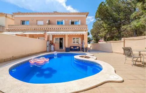 3 Bedroom Stunning Home In Miami Platja