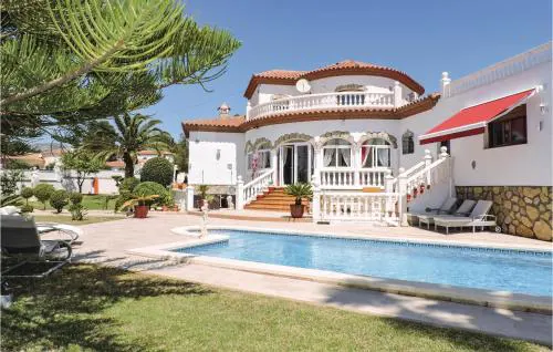 5 Bedroom Amazing Home In Miami Platja