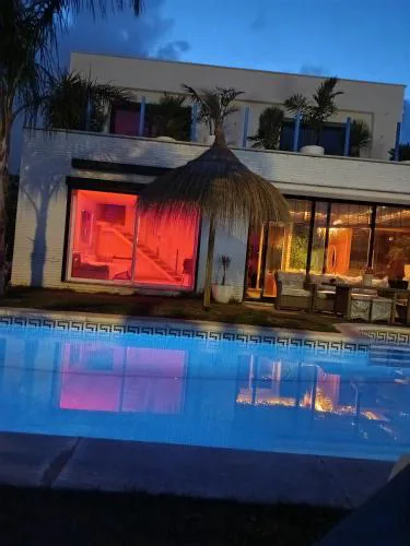 Villa lujosa con spa, piscina y sala de juegos PRIVADOS
