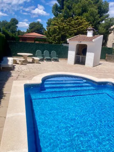 Casa con piscina y barbacoa