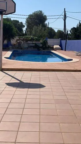 Chalet familiar con gran piscina privada
