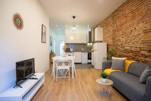 2sic1033 - Bright flat near Sagrada Familia