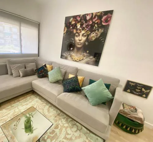 Barcelona Chic Apartments- Free Parking - 10 min BCN center by metro