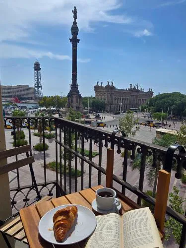 Beautiful Apartment on Las Ramblas with Port views