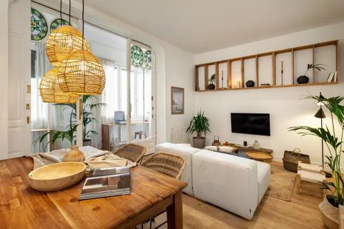 Bingin - 3 bedrooms and balcony in Eixample Dreta
