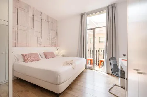 Chic & Basic Tallers Hostal