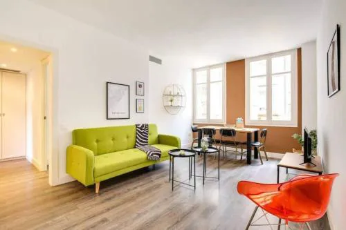 Colorful With Cozy Terrace In Gracia