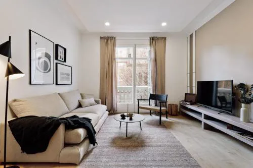 Costa - 3 bedrooms, balcony in Eixample Esquerra