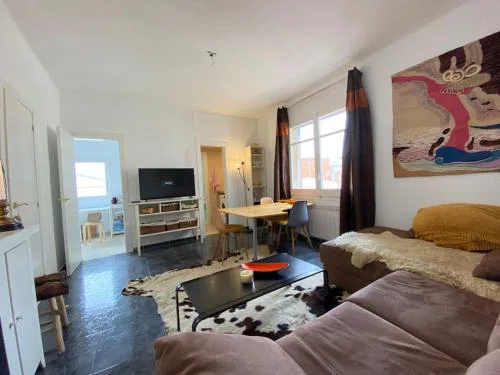 Double room with inside window in shared apartment