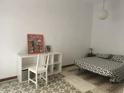 Habitación grande con balcón y mucha luz