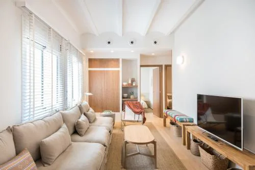 Mediterranean Retreat with 4-Bedroom, 3-Bath Apartment in Barcelona