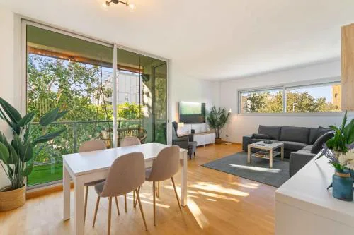 Modern Spacious 3-Bedroom Apt with Pool near Beach