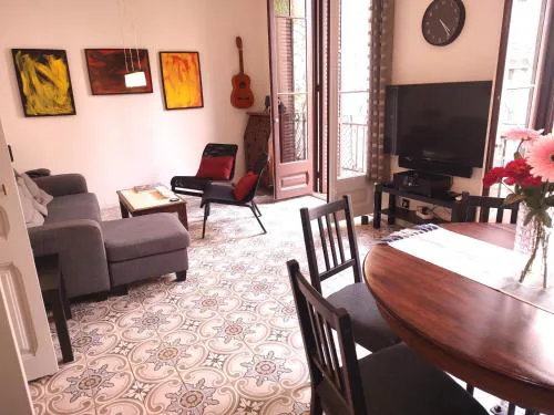 Spacious aptmt close to Pl Universidad and Pl Catalunya, 2,5 bedrooms, balcony, heating, elevator Min 31 nights