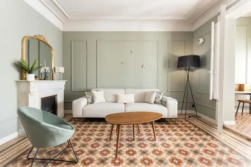Spacious Stylish 4-bedroom Modernist Apartment