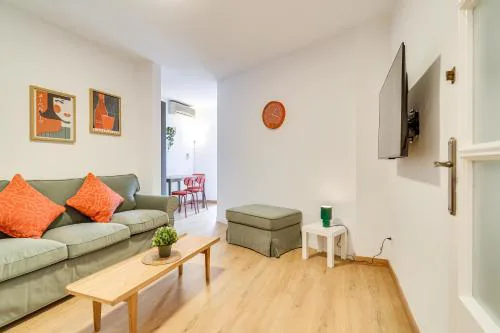 Very Central 5-bedroom 2 full bathroom Apartment