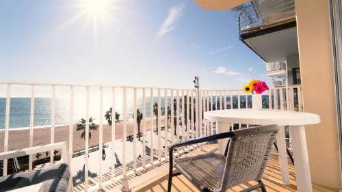 Seahomes Vacations - Amazing Seafront Apt & PKG