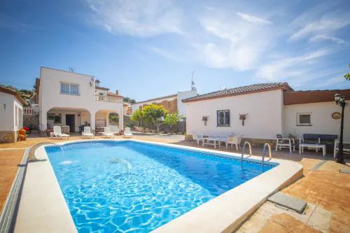 Catalunya Casas Tranquil nature 'feel' , yet only 4 min to beach!