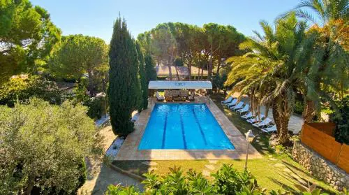 Villa Sitges El Ranch Amaizing Outdoor Areas Beaches at 5 minutes walk Sitges at 15 min drive AC Pool Jacuzzi & Garden XXL